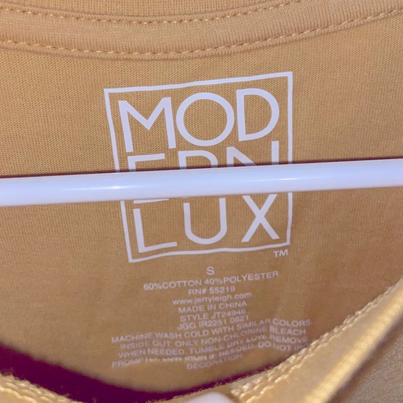 NWT. Dog Mom Short Sleeve Graphic T-Shirt. Small. - Picture 5 of 6